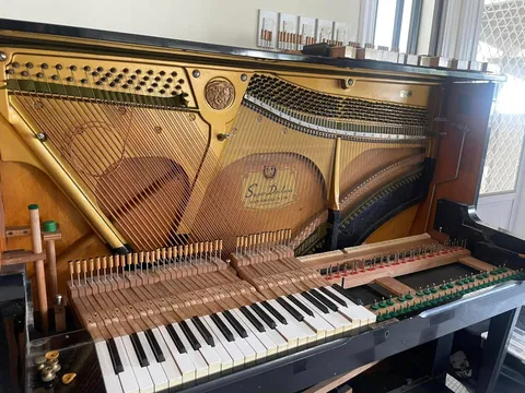 Upright piano · internal access
