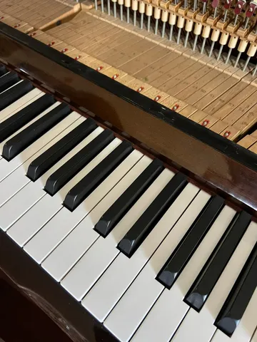 Keyboard and key-bed detail