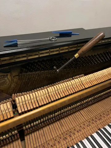 Tuning tool at the piano